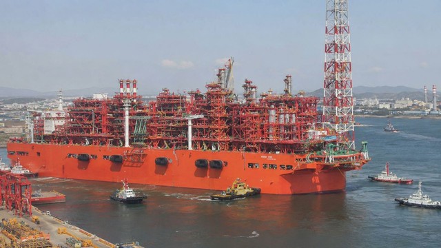 Phát hiện "nhà máy nổi" dài 376 m rời Trung Quốc đến châu Phi, mỗi năm sản xuất 2,4 triệu tấn LNG cho tập đoàn năng lượng hàng đầu châu Âu - Ảnh 1.