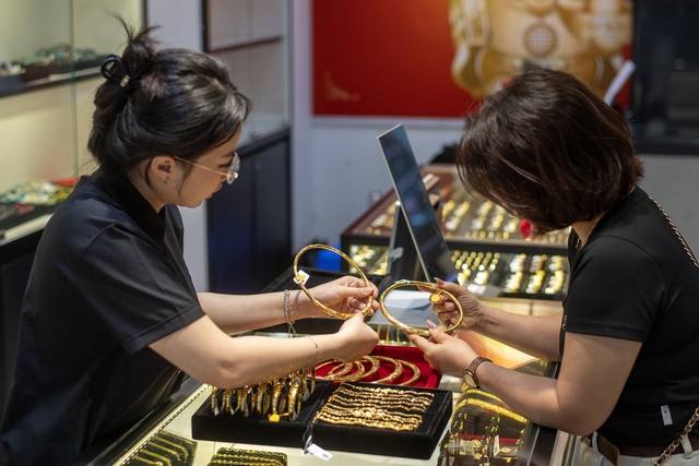Giá vàng xuống mức thấp nhất trong 2 tuần - Ảnh 1.