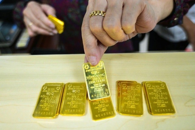 Vàng giảm mạnh nhất từ đầu năm, người mua ở đỉnh mất hơn 40 triệu đồng/lượng, tương đương 7-10 tháng lương cơ bản- Ảnh 1.