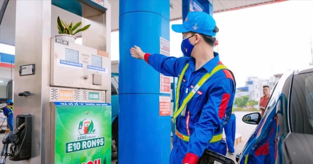 Doanh nghiệp nói chi phí tăng khi bán xăng E10: Bộ Công thương sẽ tính toán giá ra sao? - Ảnh 1.