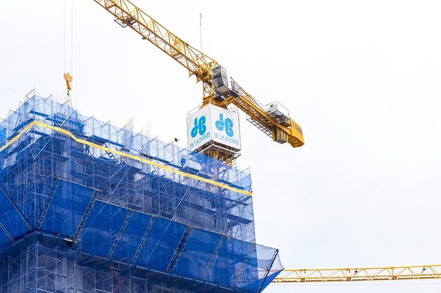 Xây dựng Hòa Bình muốn phát hành cổ phiếu hoán đổi nợ, mục tiêu lợi nhuận 'đi ngang' - Ảnh 1.