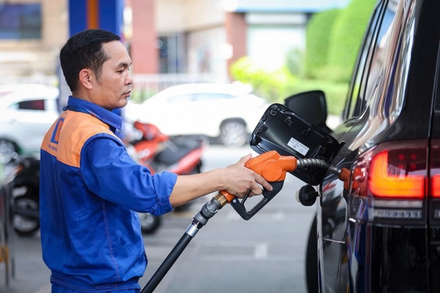 Giá xăng E10 tăng hơn 1.000 đồng/lít ngày 1/7 - Ảnh 1.