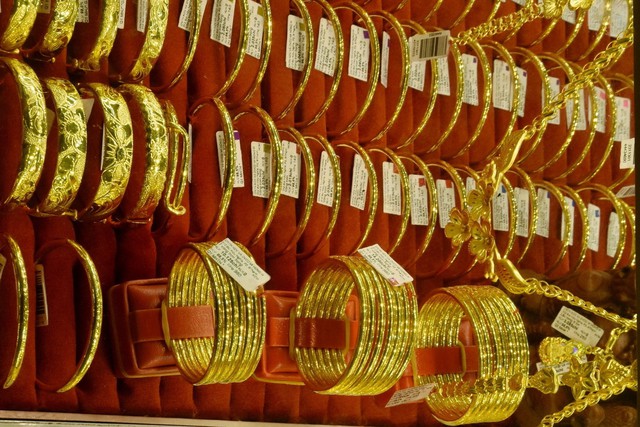 Giá vàng bất ngờ đảo chiều trong sáng nay - Ảnh 1.