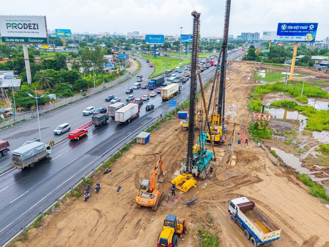 Thương vụ thu xếp vốn tư nhân lớn nhất ngành giao thông: 6 ngân hàng vừa ‘chốt’ hơn 1 tỷ USD tín dụng cho cao tốc TP.HCM - Trung Lương - Mỹ Thuận- Ảnh 1.