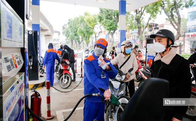 Giá xăng E10 tăng 500 đồng mỗi lít chiều 16/7 - Ảnh 1.