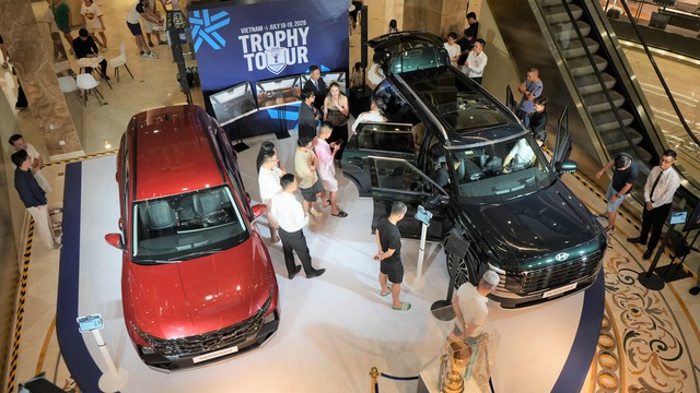 Bộ đôi SUV hybrid mới của Hyundai lần đầu xuất hiện trước công chúng Việt Nam: Đông đảo người dân đến xem, giá dự kiến từ hơn 1 tỷ đồng, lịch ra mắt đã được hé lộ - Ảnh 1.