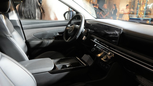 Bộ đôi SUV hybrid mới của Hyundai lần đầu xuất hiện trước công chúng Việt Nam: Đông đảo người dân đến xem, giá dự kiến từ hơn 1 tỷ đồng, lịch ra mắt đã được hé lộ - Ảnh 11.