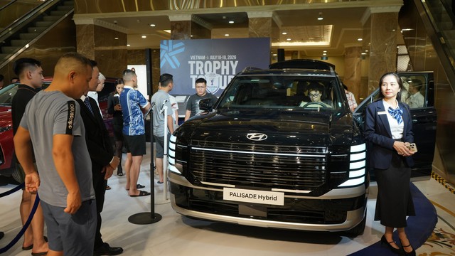 Bộ đôi SUV hybrid mới của Hyundai lần đầu xuất hiện trước công chúng Việt Nam: Đông đảo người dân đến xem, giá dự kiến từ hơn 1 tỷ đồng, lịch ra mắt đã được hé lộ - Ảnh 3.