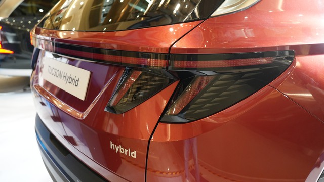 Bộ đôi SUV hybrid mới của Hyundai lần đầu xuất hiện trước công chúng Việt Nam: Đông đảo người dân đến xem, giá dự kiến từ hơn 1 tỷ đồng, lịch ra mắt đã được hé lộ - Ảnh 8.