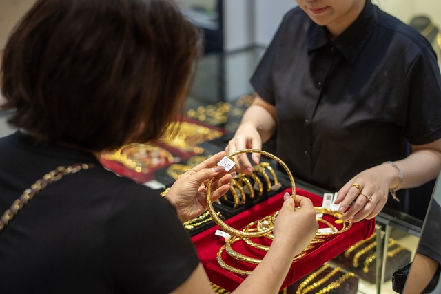 Sáng nay, bảng giá vàng lại khiến nhiều người bất ngờ - Ảnh 1.