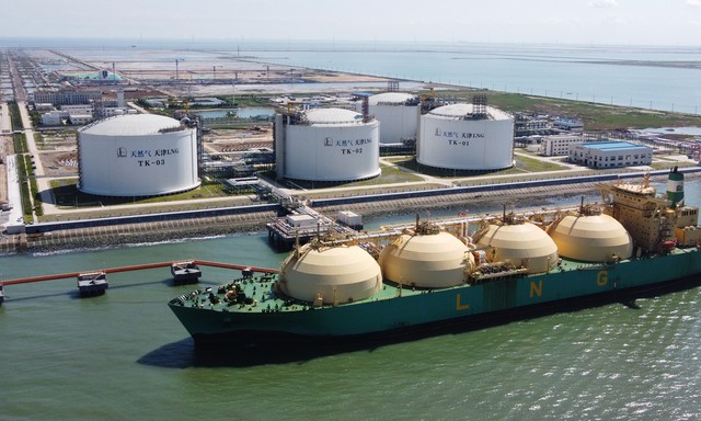 Quốc gia tiêu thụ LNG lớn nhất thế giới bất ngờ tăng mua tháng thứ hai liên tiếp, thị trường khí đốt toàn cầu đối mặt nguy cơ khan hiếm - Ảnh 1.