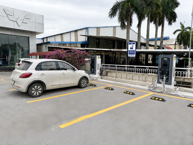 ‘Ông lớn’ bán xe điện Trung Quốc sắp hoàn thành 2.100 trụ sạc khắp Việt Nam, giá sạc mỗi lần chỉ bằng cốc trà đá - Ảnh 1.
