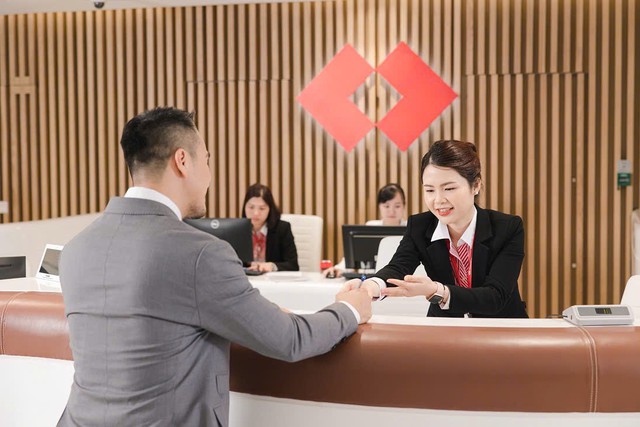 Techcombank: Lợi nhuận Quý 2 lập kỷ lục mới, 6 tháng đầu năm đạt 18,5 nghìn tỷ đồng; tỷ lệ an toàn vốn CAR tới 15% - Ảnh 1.