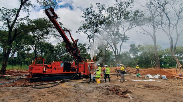 Khoan sâu gần 400m dưới lòng đất, phát hiện thân quặng vàng - đồng chất lượng cao, mở ra kỳ vọng khai thác quy mô lớn - Ảnh 1.