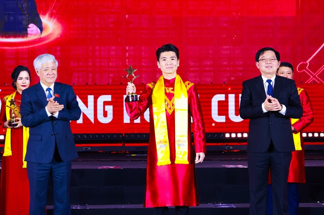 Phó Chủ tịch SHB Đỗ Quang Vinh tham gia Đoàn Chủ tịch Hội Doanh nhân trẻ Việt Nam khóa VIII - Ảnh 2.