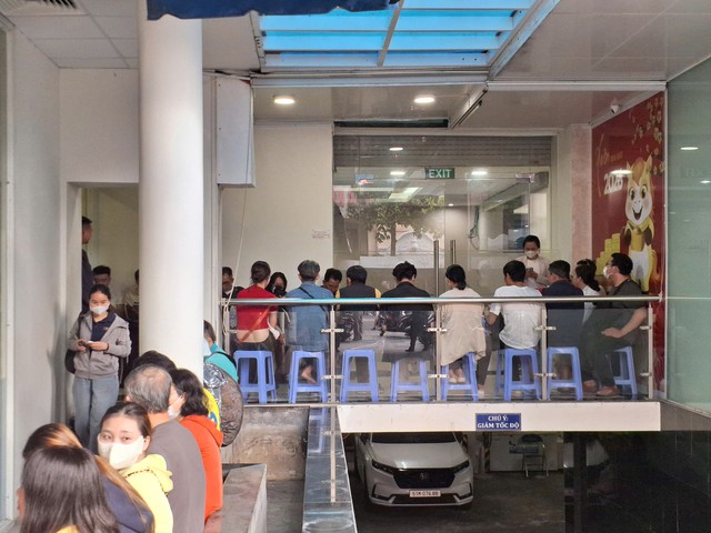 Người dân đi bán vàng miếng SJC đông bất thường - Ảnh 2.