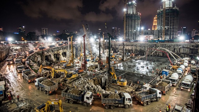 Phát hiện hơn 500 xe tải đất hoạt động xuyên đêm, đổ 13.200 m2 bê tông suốt 54 giờ: Bí mật dưới lòng đất giúp hai tòa tháp cao gần 452 mét đứng vững lộ diện - Ảnh 1.