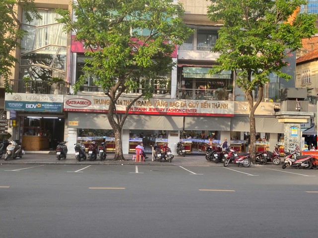 Đi tìm những tiệm kim cương còn mở cửa ở TP.HCM sau biến động lớn của thị trường - Ảnh 2.