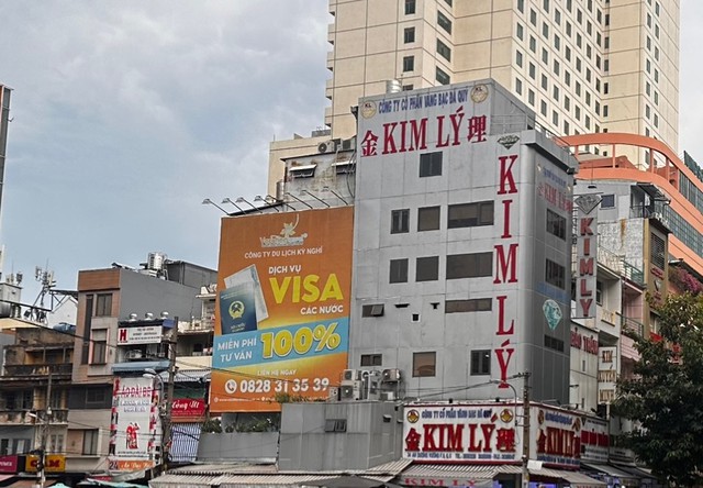 Hơn 30 doanh nghiệp vàng, kim cương ở TP.HCM đóng cửa, tạm dừng hoạt động - Ảnh 1.