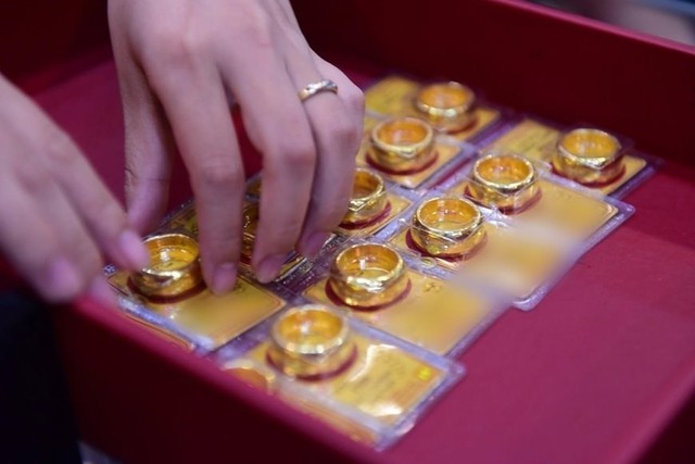 Mang 3 chỉ vàng PNJ đi bán lấy tiền gấp, người phụ nữ ngỡ ngàng vì phải nhận tiền trong 4 tháng hoặc bán thấp hơn 4 triệu đồng - Ảnh 1.
