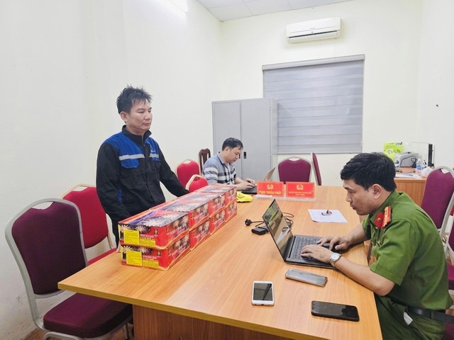 Phát hiện điểm bất thường, lực lượng công an bắt giữ một người sinh năm 1973- Ảnh 1.