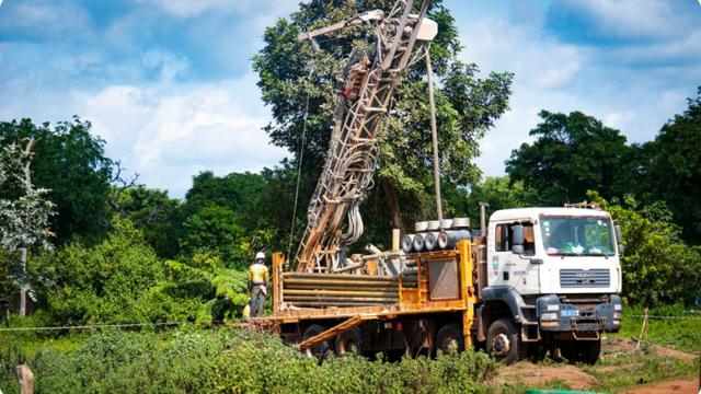 Khoan sâu 32m phát hiện vàng hàm lượng cao tại Bờ Biển Ngà: Lộ thân quặng kéo dài, mở ra triển vọng của mỏ mới - Ảnh 1.