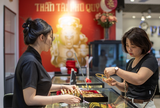 Giá vàng 'neo' ở vùng đỉnh trong 2 tuần - Ảnh 1.