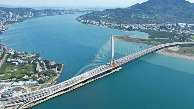 Phát hiện trụ bê tông cốt thép cao 200 m được dựng giữa cửa sông, thứ nó 'gánh' phía trên là công trình dài 914 m từng bị xem là không thể xây dựng - Ảnh 1.