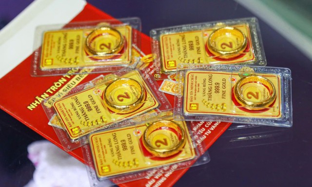 Giá vàng miếng, vàng nhẫn trơn tối 14/8 tại SJC, PNJ, DOJI, Bảo Tín Minh Châu, Bảo Tín Mạnh Hải, Mi Hồng,... - Ảnh 1.