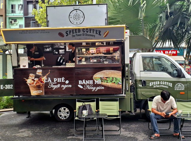 Những kiosk bán cà phê vỉa hè của ông Đặng Lê Nguyên Vũ đã xuất hiện, 'lá bài ẩn' đằng sau chiến lược mới từ Trung Nguyên Legend là gì? - Ảnh 3.