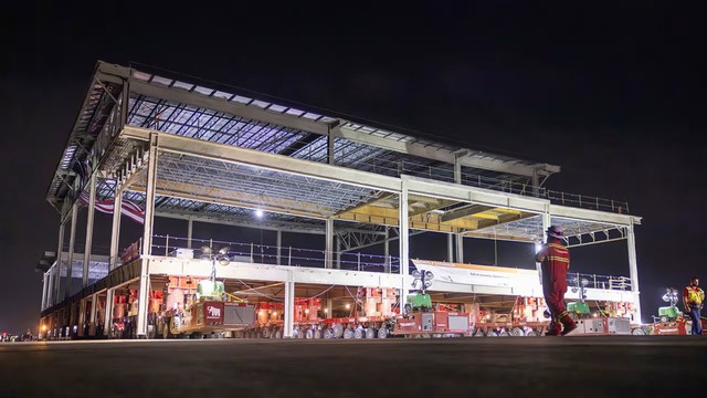 Phát hiện 6 'gã khổng lồ' thép nặng 3.320 tấn âm thầm di chuyển hơn 800m trong đêm: Bí mật phía sau siêu dự án sân bay 4 tỷ USD lộ diện - Ảnh 1.