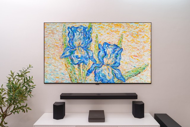 Trải nghiệm LG OLED W6 83 inch: TV 220 triệu đồng mỏng 9mm, gần như biến mất trên tường - Ảnh 1.