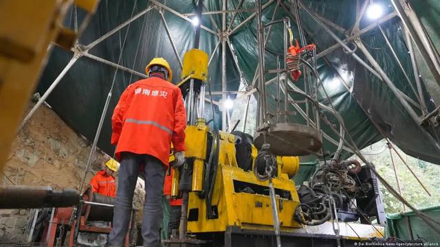 Phát hiện Trung Quốc đang vận hành tháp khoan hơn 30m, đào tìm dưới lòng đất thứ cả thế giới khao khát  - Ảnh 1.