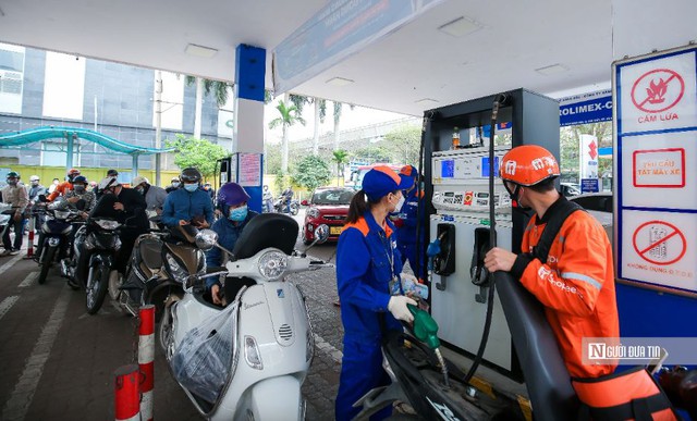 Giá xăng E10 tăng 500 đồng/lít chiều 20/8 - Ảnh 1.