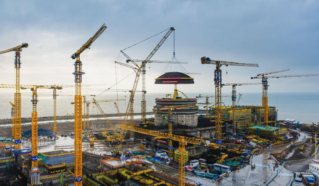 Trung Quốc lắp mái vòm hạt nhân nặng 270 tấn trong chưa đầy 3 giờ: Đưa khối thép đường kính 45m lên cao gần 20 tầng, sai số chỉ 6mm - Ảnh 1.