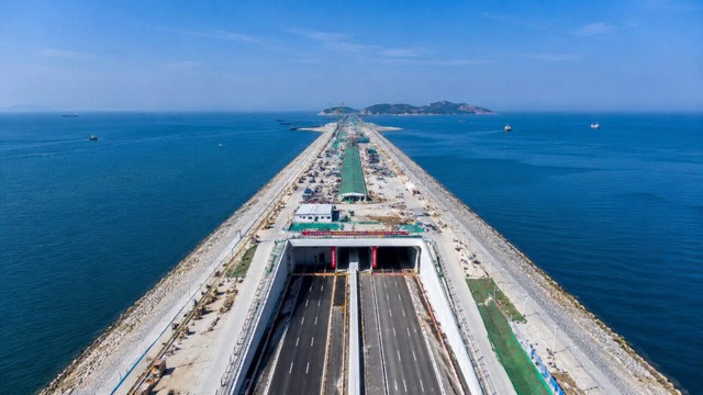 Phát hiện Trung Quốc đánh chìm 18 khối bê tông, nặng tổng công hơn 1 triệu tấn xuống đáy biển, dựng đường hầm 6 làn xe chỉ trong 20 tháng - Ảnh 1.