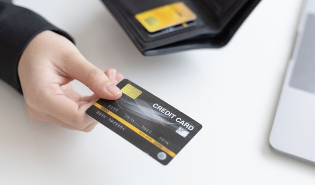 Vì sao nhiều người thích dùng thẻ tín dụng dù lãi suất có thể gần 50%/năm? - Ảnh 1.