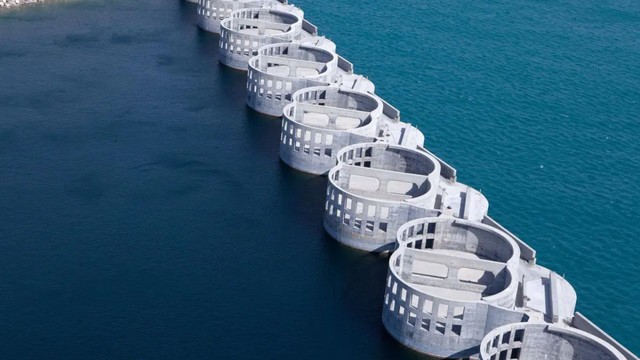 Đánh chìm 106 khối bê tông khổng lồ cùng hàng nghìn cấu kiện xuống vùng nước sâu 35 m, trải dài 4,4 km: Bí mật của công trình có khả năng xử lý 5,2 triệu container/năm lộ diện - Ảnh 3.