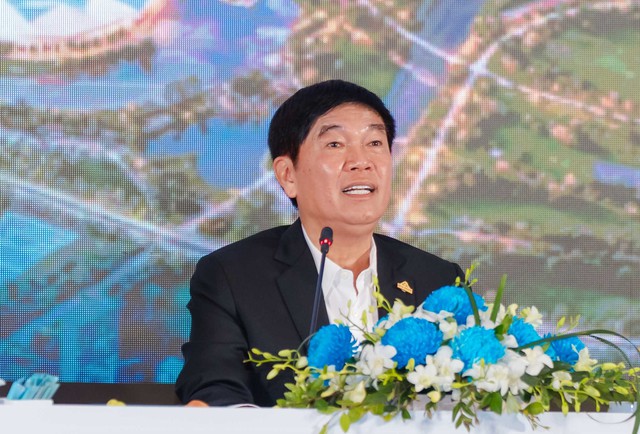 Diễn biến mới nhất tại dự án nhà ở xã hội của tỷ phú Trần Đình Long: 80 - 90% hồ sơ có điều kiện thu nhập phù hợp - Ảnh 1.