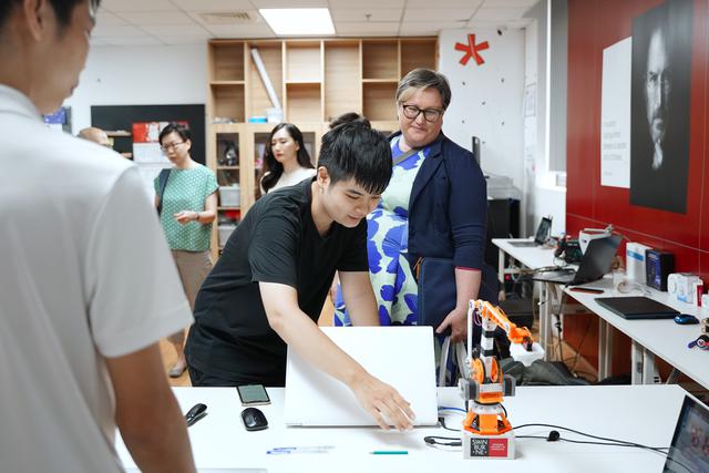 Doanh nghiệp tăng tuyển dụng trong quý II, nhân sự AI, bán dẫn được săn đón - Ảnh 1.