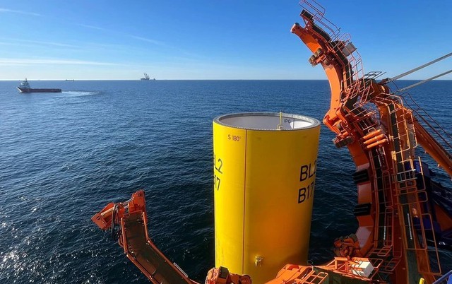 Phát hiện 111 ‘khối thép khổng lồ’ nặng 1.900 tấn dưới biển Baltic: Nền móng của trang trại điện gió 1,5 GW lớn nhất Ba Lan - Ảnh 2.