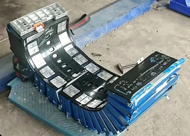 Bùng phát sự cố 'pin quả chuối' khiến 213.000 xe điện dính lỗi phồng pin: Hãng sản xuất phải công khai xin lỗi - Ảnh 1.