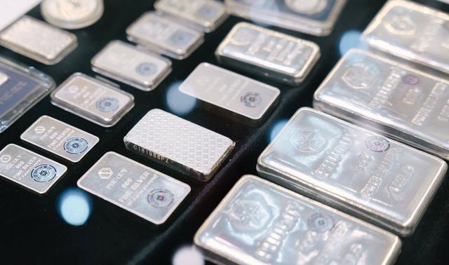 Giá bạc vượt 61 USD/ounce, chuyên gia dự báo 'thời của bạc' sắp tới - Ảnh 1.