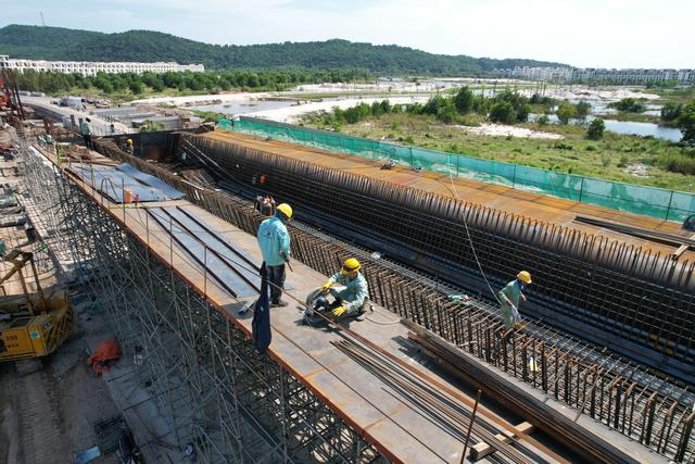 Siêu dự án LRT 9.000 tỷ tại Phú Quốc: Lộ trình “nghẹt thở” vượt ải thiên tai, sẵn sàng đưa đoàn tàu đầu tiên chạy thử vào giữa năm 2027 - Ảnh 3.