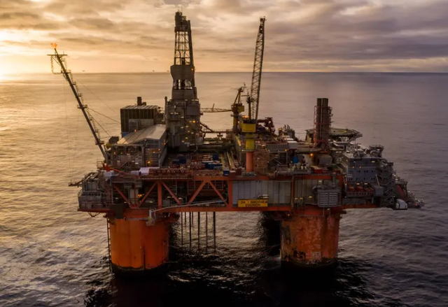 Khoan 940m xuống dưới đáy biển, phát hiện cột hydrocarbon chất lượng cao dày 25m - Ảnh 1.