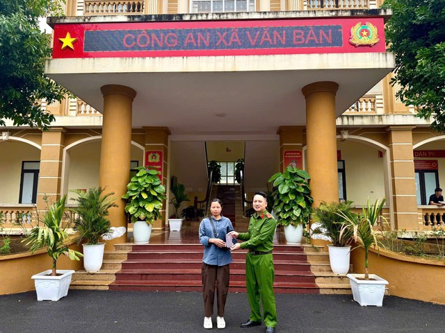 Ngày 14/9, dù trời mưa, một người phụ nữ vẫn kiên trì đến công an trình báo sự việc: Tài khoản MB được chuyển 3.000.000 đồng - Ảnh 1.