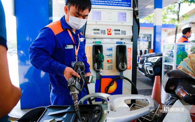 Giá xăng tăng gần 1.400 đồng/lít chiều 17/9 - Ảnh 1.