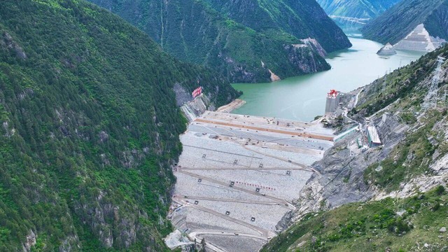 Trung Quốc dùng 27 tấm gương giữa núi cao để xây đập thủy điện 315m trong mùa đông -20°C - Ảnh 3.