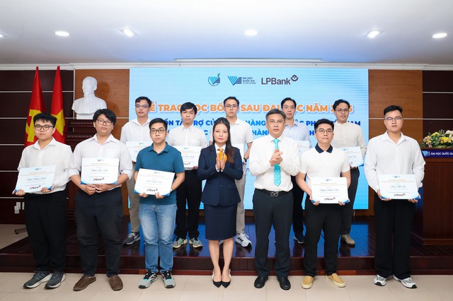 LPBank trao 43 suất học bổng sau đại học, tiếp sức nguồn nhân lực khoa học – công nghệ - Ảnh 1.