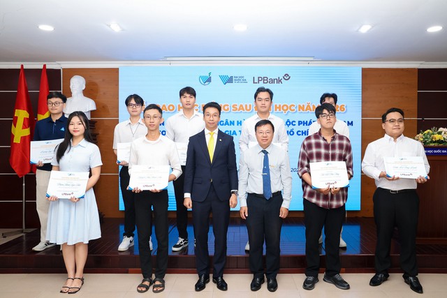 LPBank trao 43 suất học bổng sau đại học, tiếp sức nguồn nhân lực khoa học – công nghệ - Ảnh 3.